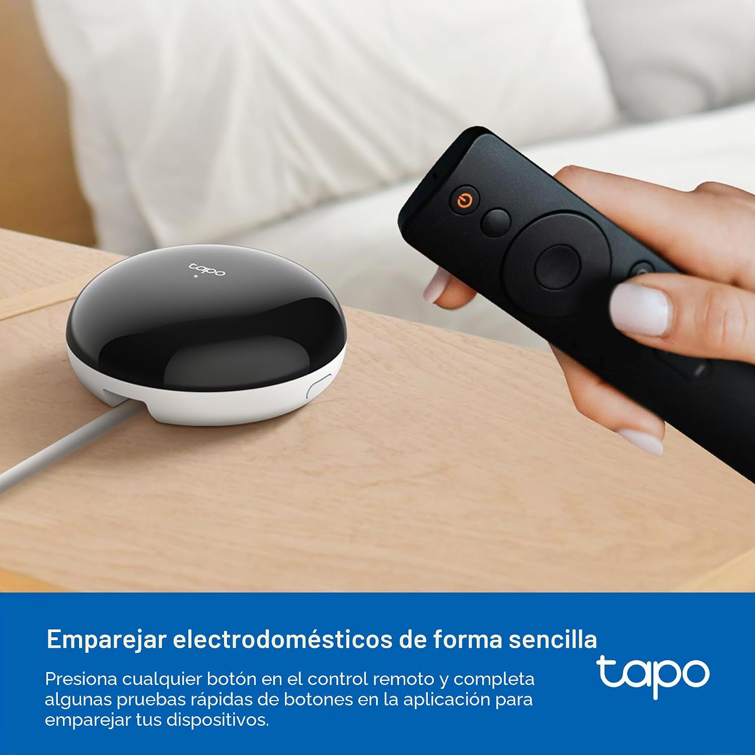 Usuario emparejando un mando a distancia infrarrojo existente de forma rápida con el hub Tapo H110.