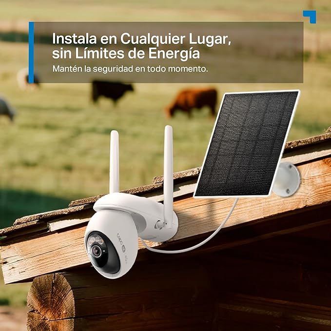 Cámara de seguridad exterior Tapo C665G KIT instalada en tejado con alimentación por panel solar.