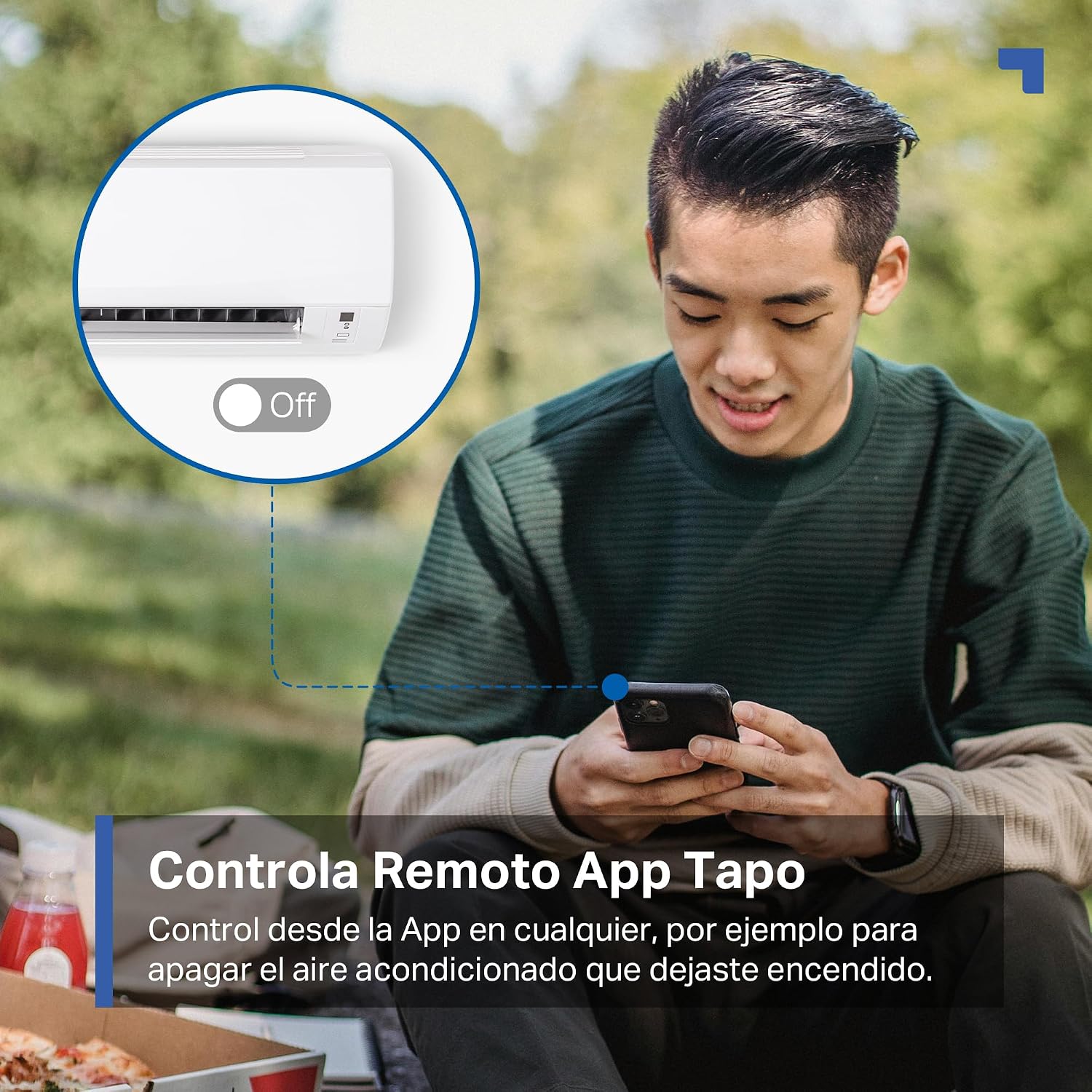 Joven utilizando la app Tapo en su smartphone para apagar de forma remota el aire acondicionado.
